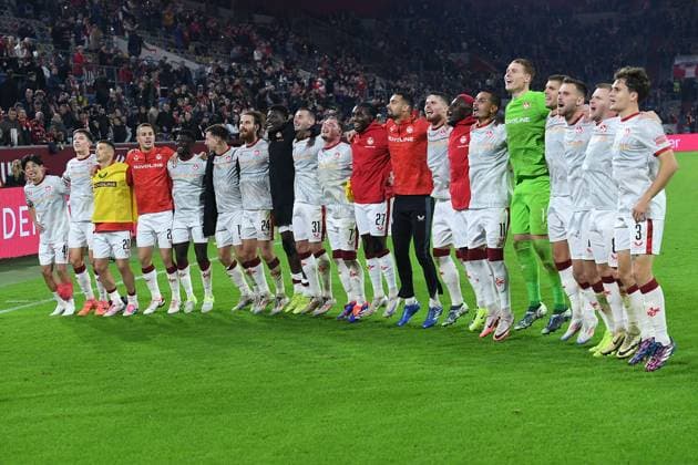 Fußball 2. Bundesliga 10. Spieltag Fortuna Düsseldorf - 1. FC Kaiserslautern am 26.10.2024 in der Merkur Spiel-Arena in Düsseldorf Spieler des 1. FC Kaiserslautern feiern mit ihren Fans den Auswärtssieg DFL regulations prohibit any use of photographs as image sequences and or quasi-video.
