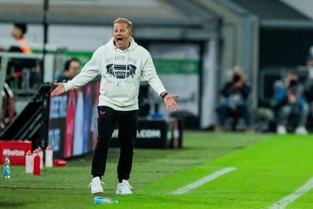 2. Fussball Bundesliga: Fortuna Düsseldorf 1895 - 1. FC Kaiserslautern; 26.10.2024 Markus Anfang (Trainer 1. FC Kaiserslautern) brüllt und gestikuliert 2. Fussball Bundesliga, Fortuna Düsseldorf 1895 - 1. FC Kaiserslautern, Düsseldorf, Merkur Spiel-Arena am 26.10.2024 DFL REGULATIONS PROHIBIT ANY USE OF PHOTOGRAPHS AS IMAGE SEQUENCES AND OR QUASI-VIDEO.