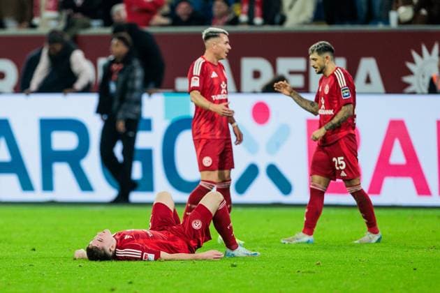 2. Fussball Bundesliga: Fortuna Düsseldorf 1895 - 1. FC Kaiserslautern; 26.10.2024 Isak Bergmann Johannesson (Fortuna Düsseldorf, 8) liegt nach Abpfiff frustriert auf dem Rasen 2. Fussball Bundesliga, Fortuna Düsseldorf 1895 - 1. FC Kaiserslautern, Düsseldorf, Merkur Spiel-Arena am 26.10.2024 DFL REGULATIONS PROHIBIT ANY USE OF PHOTOGRAPHS AS IMAGE SEQUENCES AND OR QUASI-VIDEO.