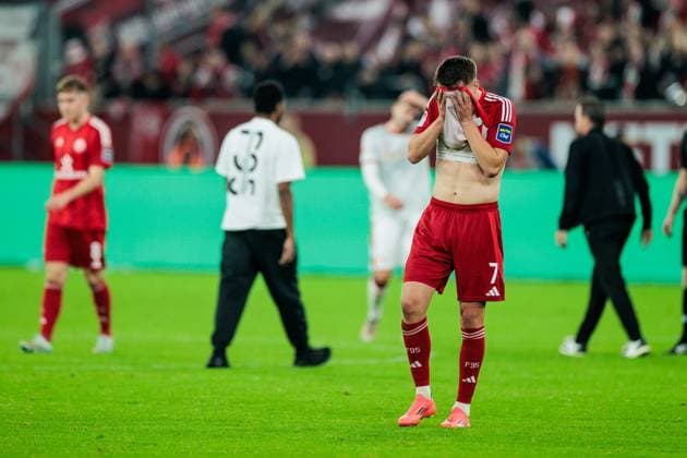 2. Fussball Bundesliga: Fortuna Düsseldorf 1895 - 1. FC Kaiserslautern; 26.10.2024 Dzenan Pejcinovic (Fortuna Düsseldorf, 7) wischt sich frustriert das Gesicht ab 2. Fussball Bundesliga, Fortuna Düsseldorf 1895 - 1. FC Kaiserslautern, Düsseldorf, Merkur Spiel-Arena am 26.10.2024 DFL REGULATIONS PROHIBIT ANY USE OF PHOTOGRAPHS AS IMAGE SEQUENCES AND OR QUASI-VIDEO.