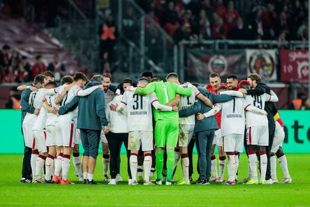 2. Fussball Bundesliga: Fortuna Düsseldorf 1895 - 1. FC Kaiserslautern; 26.10.2024 Teamkreis des 1. FC Kaiserslautern nach dem Sieg 2. Fussball Bundesliga, Fortuna Düsseldorf 1895 - 1. FC Kaiserslautern, Düsseldorf, Merkur Spiel-Arena am 26.10.2024 DFL REGULATIONS PROHIBIT ANY USE OF PHOTOGRAPHS AS IMAGE SEQUENCES AND OR QUASI-VIDEO.