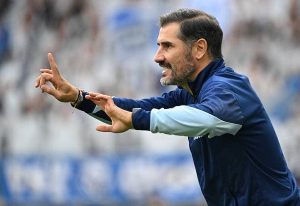 26.10.2024, xjhx, Fussball 2.Bundesliga, Karlsruher SC - Hertha BSC Berlin emspor, v.l. Trainer Christian Fiel (Hertha BSC Berlin) gibt Anweisungen, gestikuliert, mit den Armen gestikulieren gives instructions, gesticulate (DFL DFB REGULATIONS PROHIBIT ANY USE OF PHOTOGRAPHS as IMAGE SEQUENCES and or QUASI-VIDEO) Karlsruhe