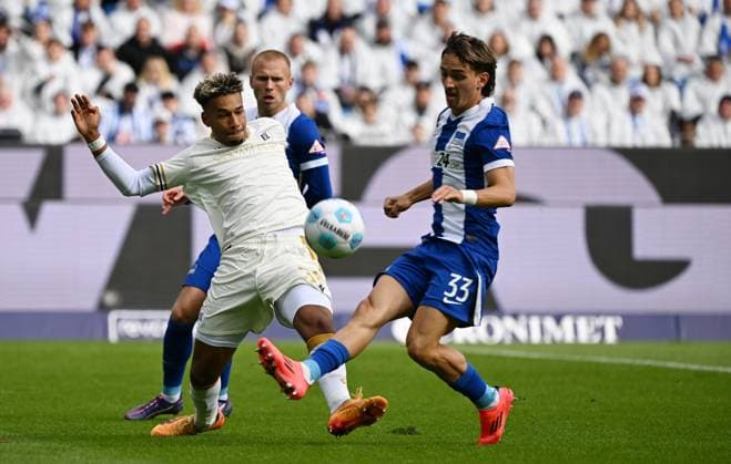 26.10.2024, xjhx, Fussball 2.Bundesliga, Karlsruher SC - Hertha BSC Berlin emspor, v.l. Bambase Conte (Karlsruher SC KSC), Michal Karbownik (Hertha BSC Berlin) (DFL DFB REGULATIONS PROHIBIT ANY USE OF PHOTOGRAPHS as IMAGE SEQUENCES and or QUASI-VIDEO) Karlsruhe