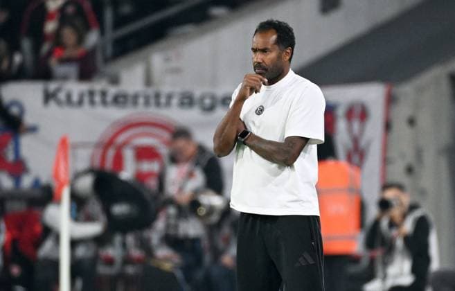Fussball, 2. Bundesliga, Deutschland, Herren, Saison 2024 2025, 10. Spieltag, Merkur-Spiel-Arena Düsseldorf, Fortuna Düsseldorf - FC Kaiserslautern 3:4; Cheftrainer Daniel Thioune (F95) nachdenklich. Enttäuschung, Frust, Aktion.