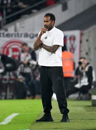 Fussball, 2. Bundesliga, Deutschland, Herren, Saison 2024 2025, 10. Spieltag, Merkur-Spiel-Arena Düsseldorf, Fortuna Düsseldorf - FC Kaiserslautern 3:4; Cheftrainer Daniel Thioune (F95) nachdenklich. Enttäuschung, Frust, Aktion.