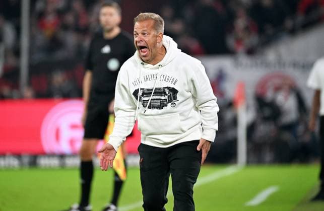 Fussball, 2. Bundesliga, Deutschland, Herren, Saison 2024 2025, 10. Spieltag, Merkur-Spiel-Arena Düsseldorf, Fortuna Düsseldorf - FC Kaiserslautern 3:4; Cheftrainer Markus Anfang (FCK). Aktion, Einzelbild.