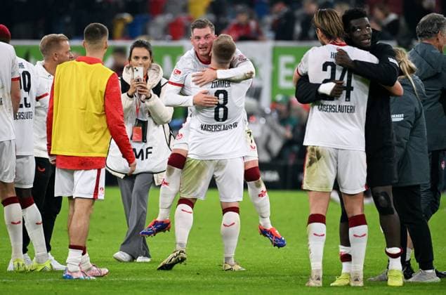 Fussball, 2. Bundesliga, Deutschland, Herren, Saison 2024 2025, 10. Spieltag, Merkur-Spiel-Arena Düsseldorf, Fortuna Düsseldorf - FC Kaiserslautern 3:4; Schlussjubel Marlon Ritter (FCK) und Jean Zimmer (FCK). Jubel, Freude, Aktion.