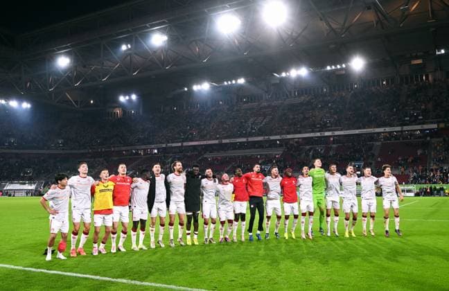Fussball, 2. Bundesliga, Deutschland, Herren, Saison 2024 2025, 10. Spieltag, Merkur-Spiel-Arena Düsseldorf, Fortuna Düsseldorf - FC Kaiserslautern 3:4; Schlussjubel FCK. Jubel, Freude, Aktion.