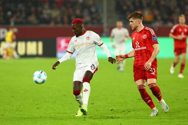 Richmond Tachie 29 (1. FC Kaiserslautern) im Zweikampf, Aktion, mit Tim Rossmann 21 (Fortuna Duesseldorf) Fortuna Duesseldorf vs. 1. FC Kaiserslautern, Fussball, 2. Bundesliga, 10. Spieltag, Saison 2024 2025, 26.10.2024 DFL REGULATIONS PROHIBIT ANY USE OF PHOTOGRAPHS AS IMAGE SEQUENCES AND OR QUASI-VIDEO. Foto: kolbert-press Ant Palmer Merkur Spiel Arena NRW Deutschland