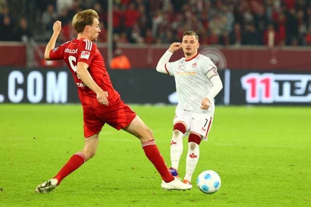 Vincent Vermeij 9 (Fortuna Duesseldorf) im Zweikampf, Aktion, mit Marlon Ritter 7 (1. FC Kaiserslautern) Fortuna Duesseldorf vs. 1. FC Kaiserslautern, Fussball, 2. Bundesliga, 10. Spieltag, Saison 2024 2025, 26.10.2024 DFL REGULATIONS PROHIBIT ANY USE OF PHOTOGRAPHS AS IMAGE SEQUENCES AND OR QUASI-VIDEO. Foto: kolbert-press Ant Palmer Merkur Spiel Arena NRW Deutschland