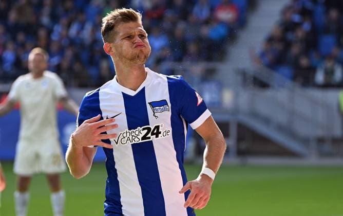 Sport Themen der Woche KW43 26.10.2024, xjhx, Fussball 2.Bundesliga, Karlsruher SC - Hertha BSC Berlin emspor, v.l. Florian Niederlechner (Hertha BSC Berlin) celebrate the goal, Der Torjubel zum 1:3 (DFL DFB REGULATIONS PROHIBIT ANY USE OF PHOTOGRAPHS as IMAGE SEQUENCES and or QUASI-VIDEO) Karlsruhe *** 26 10 2024, xjhx, Fussball 2 Bundesliga, Karlsruher SC Hertha BSC Berlin emspor, v l Florian Niederlechner Hertha BSC Berlin celebrate the goal, Der Torjubel zum 1 3 DFL DFB REGULATIONS PROHIBIT ANY USE OF PHOTOGRAPHS as IMAGE SEQUENCES and or QUASI VIDEO Karlsruhe