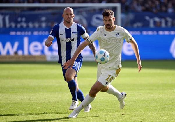 26.10.2024, xjhx, Fussball 2.Bundesliga, Karlsruher SC - Hertha BSC Berlin emspor, v.l. Toni Leistner (Hertha BSC Berlin), Luca Pfeiffer (Karlsruher SC KSC) (DFL DFB REGULATIONS PROHIBIT ANY USE OF PHOTOGRAPHS as IMAGE SEQUENCES and or QUASI-VIDEO) Karlsruhe