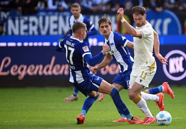 26.10.2024, xjhx, Fussball 2.Bundesliga, Karlsruher SC - Hertha BSC Berlin emspor, v.l. Michael Cuisance (Hertha BSC Berlin), Michal Karbownik (Hertha BSC Berlin), Budu Zivivadze (Karlsruher SC KSC) (DFL DFB REGULATIONS PROHIBIT ANY USE OF PHOTOGRAPHS as IMAGE SEQUENCES and or QUASI-VIDEO) Karlsruhe