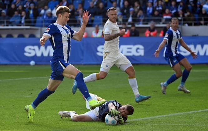 26.10.2024, xjhx, Fussball 2.Bundesliga, Karlsruher SC - Hertha BSC Berlin emspor, v.l. Luca Schuler (Hertha BSC Berlin), Max Weiß Weiss (Karlsruher SC KSC) (DFL DFB REGULATIONS PROHIBIT ANY USE OF PHOTOGRAPHS as IMAGE SEQUENCES and or QUASI-VIDEO) Karlsruhe