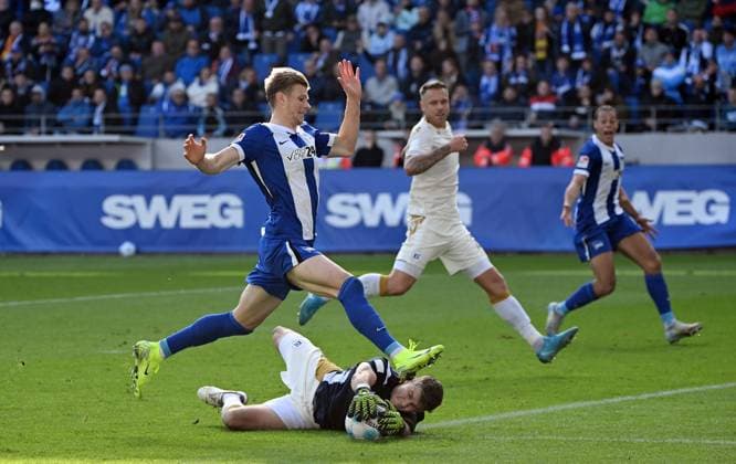 26.10.2024, xjhx, Fussball 2.Bundesliga, Karlsruher SC - Hertha BSC Berlin emspor, v.l. Luca Schuler (Hertha BSC Berlin), Max Weiß Weiss (Karlsruher SC KSC) (DFL DFB REGULATIONS PROHIBIT ANY USE OF PHOTOGRAPHS as IMAGE SEQUENCES and or QUASI-VIDEO) Karlsruhe