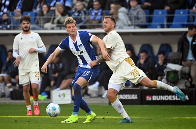 26.10.2024, xjhx, Fussball 2.Bundesliga, Karlsruher SC - Hertha BSC Berlin emspor, v.l. Luca Schuler (Hertha BSC Berlin), Marcel Franke (Karlsruher SC KSC) (DFL DFB REGULATIONS PROHIBIT ANY USE OF PHOTOGRAPHS as IMAGE SEQUENCES and or QUASI-VIDEO) Karlsruhe