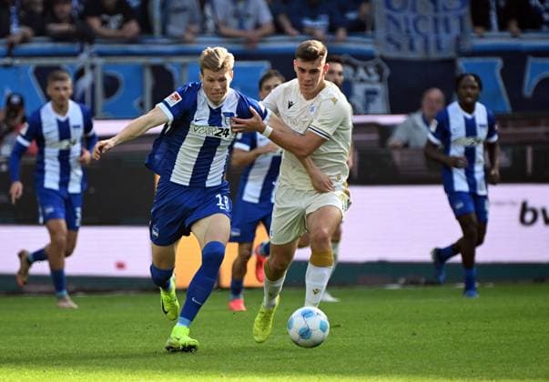 26.10.2024, xjhx, Fussball 2.Bundesliga, Karlsruher SC - Hertha BSC Berlin emspor, v.l. Luca Schuler (Hertha BSC Berlin), Marcel Beifus (Karlsruher SC KSC) (DFL DFB REGULATIONS PROHIBIT ANY USE OF PHOTOGRAPHS as IMAGE SEQUENCES and or QUASI-VIDEO) Karlsruhe