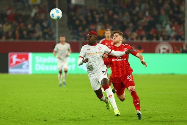 Richmond Tachie 29 (1. FC Kaiserslautern) im Zweikampf, Aktion, mit Tim Rossmann 21 (Fortuna Duesseldorf) Fortuna Duesseldorf vs. 1. FC Kaiserslautern, Fussball, 2. Bundesliga, 10. Spieltag, Saison 2024 2025, 26.10.2024 DFL REGULATIONS PROHIBIT ANY USE OF PHOTOGRAPHS AS IMAGE SEQUENCES AND OR QUASI-VIDEO. Foto: kolbert-press Ant Palmer Merkur Spiel Arena NRW Deutschland