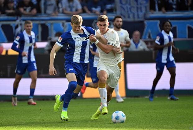 26.10.2024, xjhx, Fussball 2.Bundesliga, Karlsruher SC - Hertha BSC Berlin emspor, v.l. Luca Schuler (Hertha BSC Berlin), Marcel Beifus (Karlsruher SC KSC) (DFL DFB REGULATIONS PROHIBIT ANY USE OF PHOTOGRAPHS as IMAGE SEQUENCES and or QUASI-VIDEO) Karlsruhe