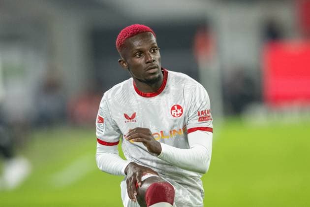 26.10.2024, Fussball: 2. Bundesliga, Saison 2024 2025, 10. Spieltag, Fortuna Düsseldorf vs. 1. FC Kaiserslautern in der Merkur Spiel-Arena in Düsseldorf. Richmond Tachie (1. FC Kaiserslautern, 29) kniet an der Seitenlinie. Wichtiger Hinweis: Gemaess den Vorgaben der DFL Deutsche Fussball Liga bzw. des DFB Deutscher Fussball-Bund ist es untersagt, in dem Stadion und oder vom Spiel angefertigte Fotoaufnahmen in Form von Sequenzbildern und oder videoaehnlichen Fotostrecken zu verwerten bzw. verwerten zu lassen. Foto: Kirchner-Media TH