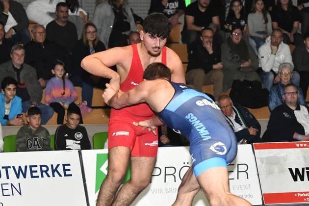 Ringen Bundesliga KSV Witten gegen KSC Hösbach ** NUR FÜR REDAKTIONELLE ZWECKE ** EDITORIAL USE ONLY **<p>Ümitcan Tasdemir aus Witten, in rot kämpft in der Ringer-Bundesliga gegen Robin Ferdinand aus Hösbach, in blau, am 26. Oktober 2024 bei der Begegnung KSV Witten gegen KSC Hösbach in der Husemannhalle an der Ardeystraße in Witten. Der KSV verliert nicht zuletzt wegen einiger noch unerfahrener Kämpfer mit 4:23. Deutschland NRW Witten Copyright: JürgenxTheobald