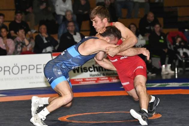 Ringen Bundesliga KSV Witten gegen KSC Hösbach ** NUR FÜR REDAKTIONELLE ZWECKE ** EDITORIAL USE ONLY **<p>Andrei Perpelita aus Witten, in rot kämpft in der Ringer-Bundesliga gegen Niklas Dorn aus Hösbach, in blau, am 26. Oktober 2024 bei der Begegnung KSV Witten gegen KSC Hösbach in der Husemannhalle an der Ardeystraße in Witten. Der KSV verliert nicht zuletzt wegen einiger noch unerfahrener Kämpfer mit 4:23. Deutschland NRW Witten Copyright: JürgenxTheobald