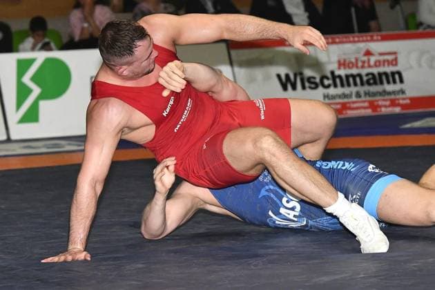 Ringen Bundesliga KSV Witten gegen KSC Hösbach ** NUR FÜR REDAKTIONELLE ZWECKE ** EDITORIAL USE ONLY **<p>Nico Brunner aus Witten, in rot kämpft in der Ringer-Bundesliga gegen Anton Vieweg aus Hösbach, in blau, am 26. Oktober 2024 bei der Begegnung KSV Witten gegen KSC Hösbach in der Husemannhalle an der Ardeystraße in Witten. Der KSV verliert nicht zuletzt wegen einiger noch unerfahrener Kämpfer mit 4:23. Deutschland NRW Witten Copyright: JürgenxTheobald