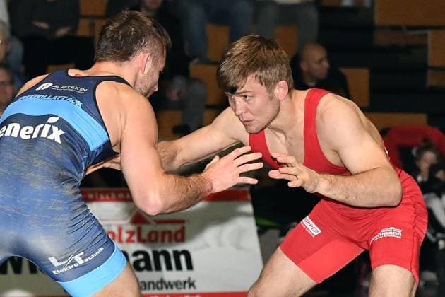 Ringen Bundesliga KSV Witten gegen KSC Hösbach ** NUR FÜR REDAKTIONELLE ZWECKE ** EDITORIAL USE ONLY **<p>Andrei Perpelita aus Witten, in rot kämpft in der Ringer-Bundesliga gegen Niklas Dorn aus Hösbach, in blau, am 26. Oktober 2024 bei der Begegnung KSV Witten gegen KSC Hösbach in der Husemannhalle an der Ardeystraße in Witten. Der KSV verliert nicht zuletzt wegen einiger noch unerfahrener Kämpfer mit 4:23. Deutschland NRW Witten Copyright: JürgenxTheobald