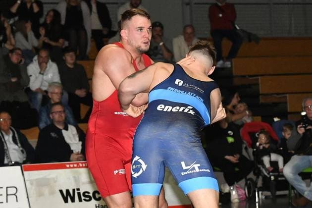 Ringen Bundesliga KSV Witten gegen KSC Hösbach ** NUR FÜR REDAKTIONELLE ZWECKE ** EDITORIAL USE ONLY **<p>Nico Brunner aus Witten, in rot kämpft in der Ringer-Bundesliga gegen Anton Vieweg aus Hösbach, in blau, am 26. Oktober 2024 bei der Begegnung KSV Witten gegen KSC Hösbach in der Husemannhalle an der Ardeystraße in Witten. Der KSV verliert nicht zuletzt wegen einiger noch unerfahrener Kämpfer mit 4:23. Deutschland NRW Witten Copyright: JürgenxTheobald