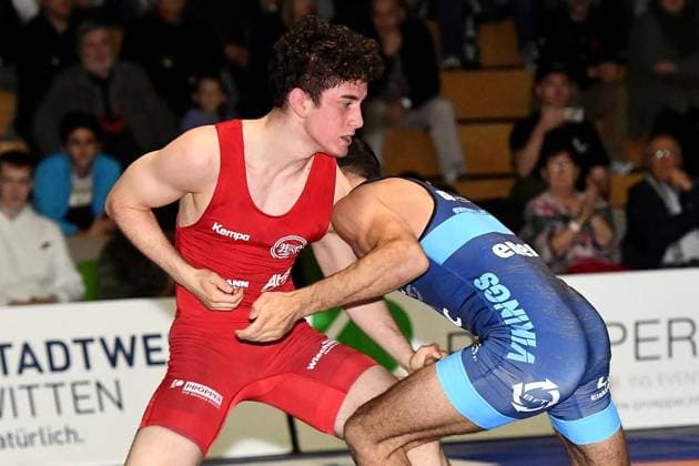 Ringen Bundesliga KSV Witten gegen KSC Hösbach ** NUR FÜR REDAKTIONELLE ZWECKE ** EDITORIAL USE ONLY **<p>Mika Noel Labes aus Witten, in rot kämpft in der Ringer-Bundesliga gegen Nikolai Mohammadi aus Hösbach, in blau, am 26. Oktober 2024 bei der Begegnung KSV Witten gegen KSC Hösbach in der Husemannhalle an der Ardeystraße in Witten. Der KSV verliert nicht zuletzt wegen einiger noch unerfahrener Kämpfer mit 4:23. Deutschland NRW Witten Copyright: JürgenxTheobald