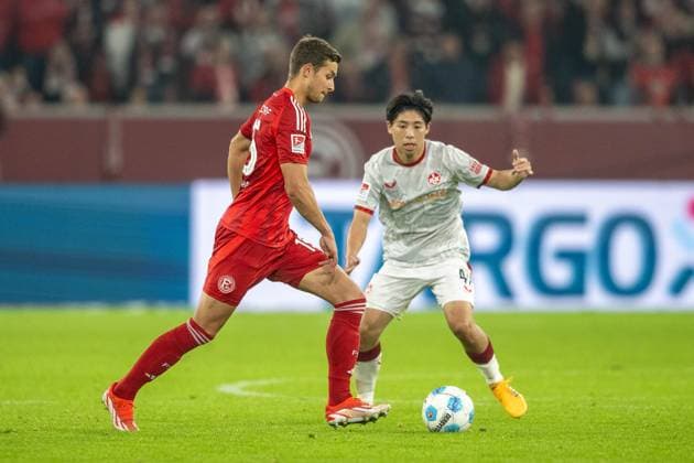 26.10.2024, Fussball: 2. Bundesliga, Saison 2024 2025, 10. Spieltag, Fortuna Düsseldorf vs. 1. FC Kaiserslautern in der Merkur Spiel-Arena in Düsseldorf. kämpfen um den Ball, Zweikampf Tim Oberdorf (Fortuna Duesseldorf, 15) und Daisuke Yokota (1. FC Kaiserslautern, 41). Wichtiger Hinweis: Gemaess den Vorgaben der DFL Deutsche Fussball Liga bzw. des DFB Deutscher Fussball-Bund ist es untersagt, in dem Stadion und oder vom Spiel angefertigte Fotoaufnahmen in Form von Sequenzbildern und oder videoaehnlichen Fotostrecken zu verwerten bzw. verwerten zu lassen. Foto: Kirchner-Media TH