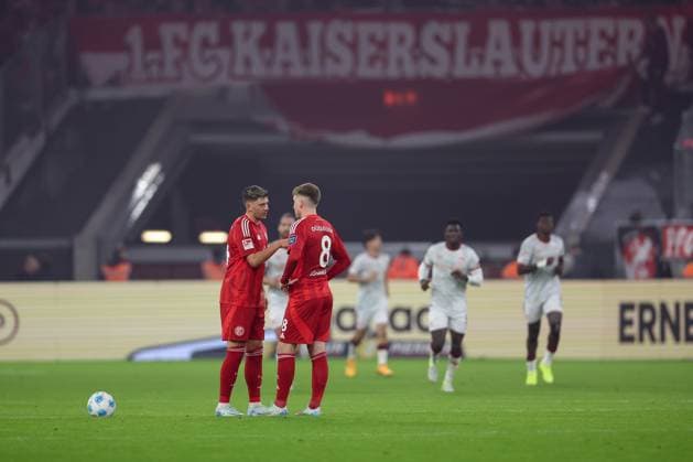 26.10.2024, Fußball, Fortuna Düsseldorf - 1.FC Kaiserslautern, 2. Bundesliga, Merkur Spiel-Arena, Saison 2024 2025: Dawid Kownacki (Fortuna Düsseldorf 24) und Isak Johannesson (Fortuna Düsseldorf 8) stehen enttäuscht nach dem 0:1 auf dem Spielfeld DFB regulations prohibit any use of photographs as image sequences and or quasi-video. Nordrhein-Westfalen Deutschland
