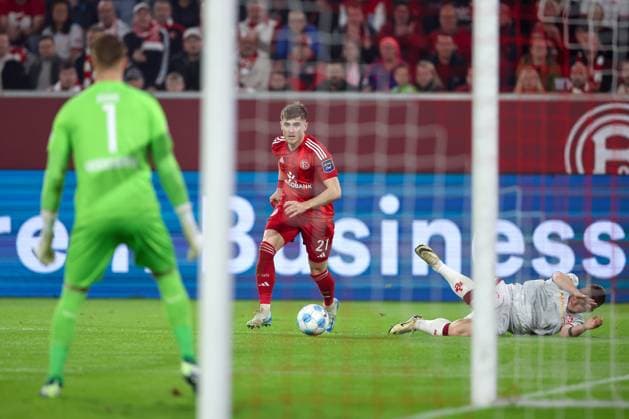 26.10.2024, Fußball, Fortuna Düsseldorf - 1.FC Kaiserslautern, 2. Bundesliga, Merkur Spiel-Arena, Saison 2024 2025: Tim Rossmann (Fortuna Düsseldorf 21) gegen Jean Zimmer (FCK 8) DFB regulations prohibit any use of photographs as image sequences and or quasi-video. Nordrhein-Westfalen Deutschland