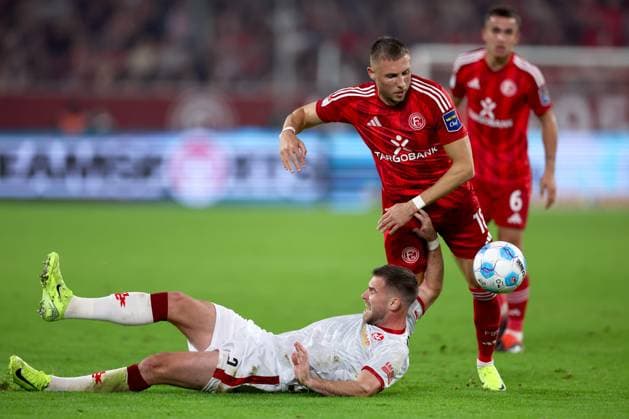 26.10.2024, Fußball, Fortuna Düsseldorf - 1.FC Kaiserslautern, 2. Bundesliga, Merkur Spiel-Arena, Saison 2024 2025: Boris Tomiak (FCK 2) gegen Jona Niemiec (Fortuna Düsseldorf 18) DFB regulations prohibit any use of photographs as image sequences and or quasi-video. Nordrhein-Westfalen Deutschland