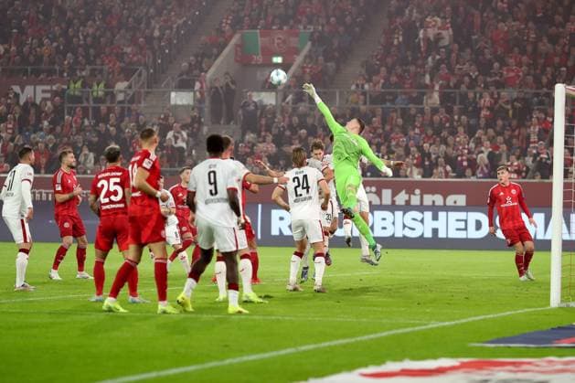 26.10.2024, Fußball, Fortuna Düsseldorf - 1.FC Kaiserslautern, 2. Bundesliga, Merkur Spiel-Arena, Saison 2024 2025: Torwart Julian Krahl (FCK 1) Strafraumaktion Strafraumszene Verteidigt das Tor DFB regulations prohibit any use of photographs as image sequences and or quasi-video. Nordrhein-Westfalen Deutschland