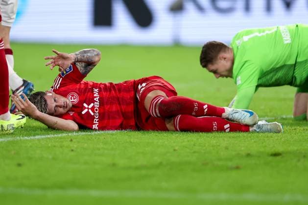 26.10.2024, Fußball, Fortuna Düsseldorf - 1.FC Kaiserslautern, 2. Bundesliga, Merkur Spiel-Arena, Saison 2024 2025: Dawid Kownacki (Fortuna Düsseldorf 24) liegt nach Foulspiel von Torwart Julian Krahl (FCK 1) mit Schmerzen auf dem Spielfeld und muss medizinisch versorgt werden DFB regulations prohibit any use of photographs as image sequences and or quasi-video. Nordrhein-Westfalen Deutschland