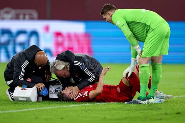 26.10.2024, Fußball, Fortuna Düsseldorf - 1.FC Kaiserslautern, 2. Bundesliga, Merkur Spiel-Arena, Saison 2024 2025: Dawid Kownacki (Fortuna Düsseldorf 24) liegt nach Foulspiel von Torwart Julian Krahl (FCK 1) mit Schmerzen auf dem Spielfeld und muss medizinisch versorgt werden DFB regulations prohibit any use of photographs as image sequences and or quasi-video. Nordrhein-Westfalen Deutschland