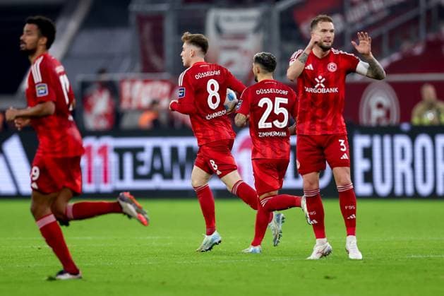 26.10.2024, Fußball, Fortuna Düsseldorf - 1.FC Kaiserslautern, 2. Bundesliga, Merkur Spiel-Arena, Saison 2024 2025: Isak Johannesson (Fortuna Düsseldorf 8) verwandelt den Elfmeter zum 1:1 Ausgleich - Torjubel nach dem Tor DFB regulations prohibit any use of photographs as image sequences and or quasi-video. Nordrhein-Westfalen Deutschland