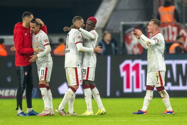 26.10.2024, Fussball: 2. Bundesliga, Saison 2024 2025, 10. Spieltag, Fortuna Düsseldorf vs. 1. FC Kaiserslautern in der Merkur Spiel-Arena in Düsseldorf. Die Lauterer Spieler fallen sich nach dem Sieg vor Freude in die Arme. Wichtiger Hinweis: Gemaess den Vorgaben der DFL Deutsche Fussball Liga bzw. des DFB Deutscher Fussball-Bund ist es untersagt, in dem Stadion und oder vom Spiel angefertigte Fotoaufnahmen in Form von Sequenzbildern und oder videoaehnlichen Fotostrecken zu verwerten bzw. verwerten zu lassen. Foto: Kirchner-Media TH