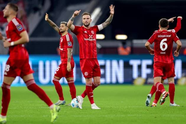 26.10.2024, Fußball, Fortuna Düsseldorf - 1.FC Kaiserslautern, 2. Bundesliga, Merkur Spiel-Arena, Saison 2024 2025: Isak Johannesson (Fortuna Düsseldorf 8) verwandelt den Elfmeter zum 1:1 Ausgleich - Torjubel nach dem Tor - Andre Hoffmann (Fortuna Düsseldorf 3) jubelnd DFB regulations prohibit any use of photographs as image sequences and or quasi-video. Nordrhein-Westfalen Deutschland