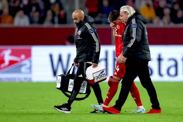 26.10.2024, Fußball, Fortuna Düsseldorf - 1.FC Kaiserslautern, 2. Bundesliga, Merkur Spiel-Arena, Saison 2024 2025: Dawid Kownacki (Fortuna Düsseldorf 24) muss verletzt das Spielfeld verlassen Verletzung DFB regulations prohibit any use of photographs as image sequences and or quasi-video. Nordrhein-Westfalen Deutschland