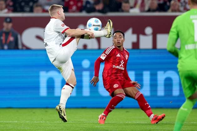 26.10.2024, Fußball, Fortuna Düsseldorf - 1.FC Kaiserslautern, 2. Bundesliga, Merkur Spiel-Arena, Saison 2024 2025: Jean Zimmer (FCK 8) spielt den Ball DFB regulations prohibit any use of photographs as image sequences and or quasi-video. Nordrhein-Westfalen Deutschland