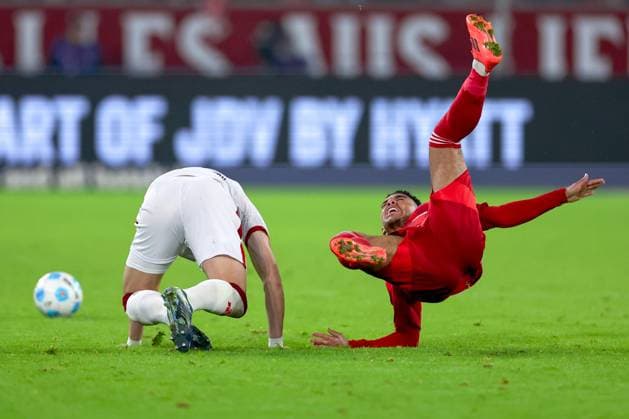 26.10.2024, Fußball, Fortuna Düsseldorf - 1.FC Kaiserslautern, 2. Bundesliga, Merkur Spiel-Arena, Saison 2024 2025: Jan Elvedi (FCK 33) im Zweikampf gegen Myron van Brederode (Fortuna Düsseldorf 10) DFB regulations prohibit any use of photographs as image sequences and or quasi-video. Nordrhein-Westfalen Deutschland