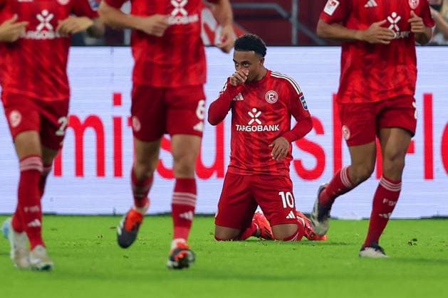 26.10.2024, Fußball, Fortuna Düsseldorf - 1.FC Kaiserslautern, 2. Bundesliga, Merkur Spiel-Arena, Saison 2024 2025: Torjubel nach dem 2:1 durch Myron van Brederode (Fortuna Düsseldorf 10) DFB regulations prohibit any use of photographs as image sequences and or quasi-video. Nordrhein-Westfalen Deutschland