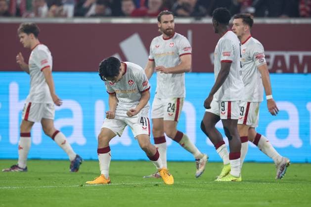 26.10.2024, Fußball, Fortuna Düsseldorf - 1.FC Kaiserslautern, 2. Bundesliga, Merkur Spiel-Arena, Saison 2024 2025: Torjubel nach dem 2:2 Ausgleich durch Daisuke Yokota (FCK 41) DFB regulations prohibit any use of photographs as image sequences and or quasi-video. Nordrhein-Westfalen Deutschland