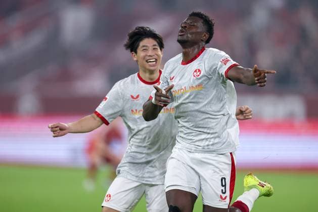 26.10.2024, Fußball, Fortuna Düsseldorf - 1.FC Kaiserslautern, 2. Bundesliga, Merkur Spiel-Arena, Saison 2024 2025: Torjubel nach dem 3:2 durch Ragnar Ache (FCK 9) zusammen mit Daisuke Yokota (FCK 41) DFB regulations prohibit any use of photographs as image sequences and or quasi-video. Nordrhein-Westfalen Deutschland