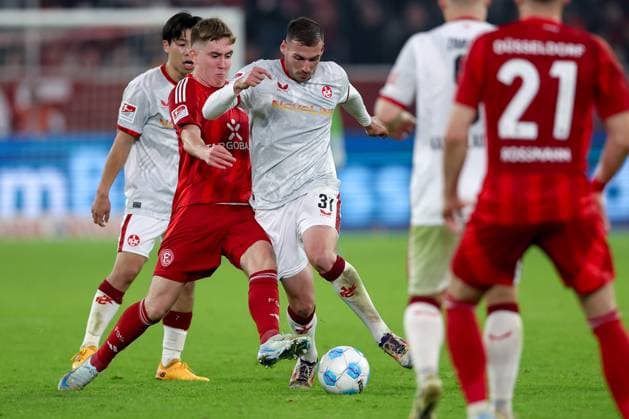 26.10.2024, Fußball, Fortuna Düsseldorf - 1.FC Kaiserslautern, 2. Bundesliga, Merkur Spiel-Arena, Saison 2024 2025: Isak Johannesson (Fortuna Düsseldorf 8) gegen Luca Sirch (FCK 31) DFB regulations prohibit any use of photographs as image sequences and or quasi-video. Nordrhein-Westfalen Deutschland
