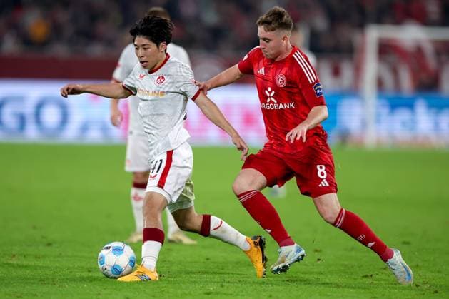 26.10.2024, Fußball, Fortuna Düsseldorf - 1.FC Kaiserslautern, 2. Bundesliga, Merkur Spiel-Arena, Saison 2024 2025: Daisuke Yokota (FCK 41) gegen Isak Johannesson (Fortuna Düsseldorf 8) DFB regulations prohibit any use of photographs as image sequences and or quasi-video. Nordrhein-Westfalen Deutschland