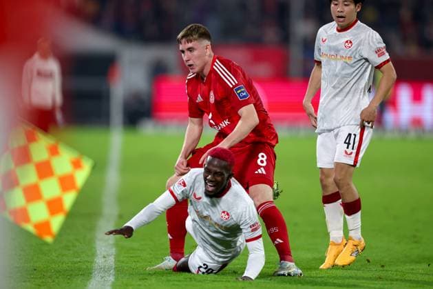 26.10.2024, Fußball, Fortuna Düsseldorf - 1.FC Kaiserslautern, 2. Bundesliga, Merkur Spiel-Arena, Saison 2024 2025: Isak Johannesson (Fortuna Düsseldorf 8) gegen Richmond Tachie (FCK 29) DFB regulations prohibit any use of photographs as image sequences and or quasi-video. Nordrhein-Westfalen Deutschland