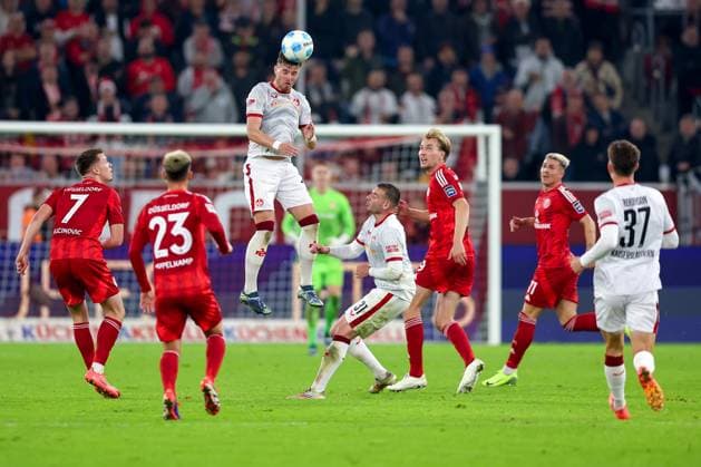 26.10.2024, Fußball, Fortuna Düsseldorf - 1.FC Kaiserslautern, 2. Bundesliga, Merkur Spiel-Arena, Saison 2024 2025: Jan Elvedi (FCK 33) behauptet sich beim Kopfball DFB regulations prohibit any use of photographs as image sequences and or quasi-video. Nordrhein-Westfalen Deutschland